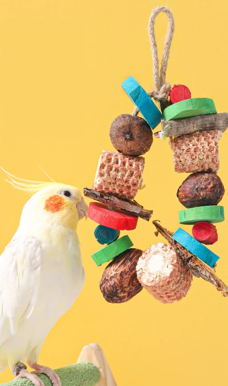 Kauspielzeug für Vögel aus natürlichen Holzblöcken